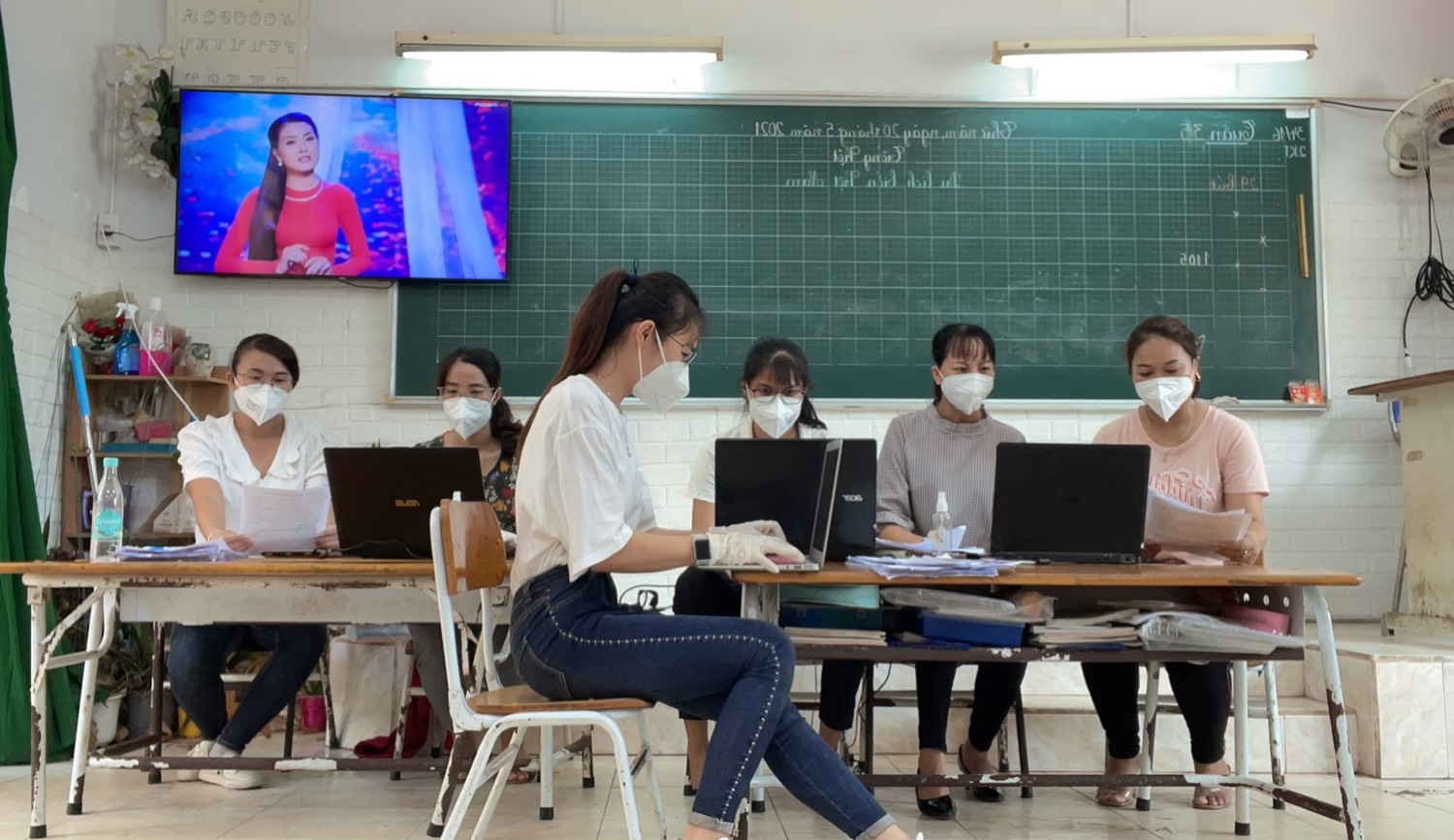 Hỗ trợ nhập liệu chích vắc xin của trường TH Phước Hòa A