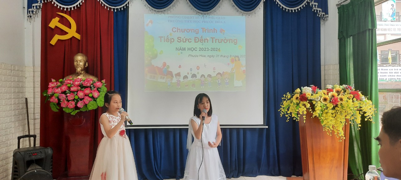 Tiết mục Một gia đình nhỏ một hạnh phúc to do em Phan Trần Anh Thư và Phạm Lê Anh Thư thể hiện